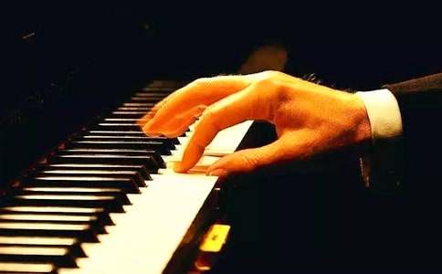 對(duì)牛彈琴的寓言故事