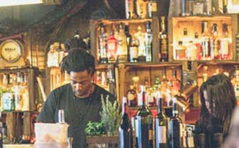 歡樂頌2謝童在酒吧唱的歌