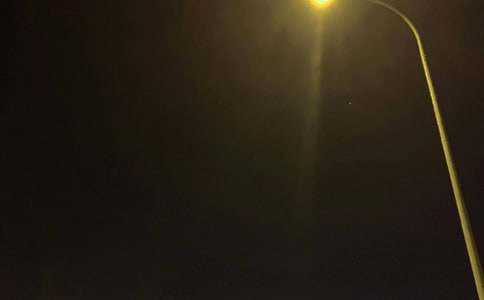 ������(y��u)�����ķ��ģ�·���µ���Ĩ΢Ц