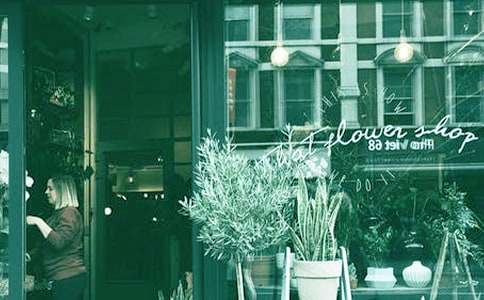 �o�̵��Ϡ���?sh��)�һ�������?/></p>
<p>�𾴵��̵���Ϡ�����</p><p>�������ã�</p><p>���������������̵����I���ĕ����ǂ�СŮ����Ҳ�Sÿ��У�T�ڵ��̵����ˁ����������ѽ�(j��ng)��ӛ�������ɲ������ӣ��Ҷ�Ҫ���@���������fһ�x�x��</p><p>��������߀�Ïġ�ͬ�����ġ��_ʼ�f�����_�W��ɂ���������������Ҫ�ġ�ͬ�����ġ�߀�]���I��ÿ���όW�ŌW���cһ�������׌�қ]�C��ȥ�������漱��������������һ�IĪչ�ĕr��������ŌW����ͻȻ�������̵��￴���������Ҹ��d�������ؼҺ��Ҿ��v�o���� �����̳������f�����㲻��������Ҫ���WУ���������������ȥ��һ�r��������һ�Ұ��X�o����ȥ�I����</p><p>���������������������M�����̵����p�Ć������Ϡ��������@���ġ�ͬ�����ġ������Xһ��������Ц���f�������˃r��ʮ��K�������ۣ�ʮ�ĉK�u�o�������Ҳ�����˼�ĵ����^�������������ҽ����ֻ�ǆ����r�����쎧�X���I�����o���������І᣿�������ص��c�c�^���B�f���������еĴ�ʯ��������������Ҳ�p���˲��١�</p><p>�����ڶ���һ����������ʮ�ĉK�X���M���ĵ�������һ�۾��J��������Ц���f����Ҫ���ĕ��İ����ҽo�������������f�����D��Ĺ��_��һ���ó�������������ġ�ͬ�����ġ�����������һ���������Ǐ�һ��ѵĕ����г�����f�o�ҵ�����������o������һ߅��������Ц�ݷ·���һ�ɜ�ů��ů���ĕ��������ʣ�һֱ�����ҵ��������Ҵ��Č����f��һ�x�x��</p><p>�����Ǖr�ǿ��������x�x�ɂ��֣�����Ҳ�Ҳ������@���N�е������������_�ҵ����⡣�҂��������v����Ҫ�\�����������ҏ������e���������������@�ɂ��ֵĺ��x���\�ţ���һ�Լȳ���R�y׷�ľ����ؑ����\�ţ�������֮������֮�µ�̹ʎ�L�����mȻֻ��һ��СŮ����ԃ�������s�������������ĳ��Z��</p><p>�����ٴ��x�x���̽o�ҵ��@��������Ҫ��һ�n���Ժ�����Ҳ������һ������һ�����س��Z������</p><p>����ף�����w������</p><p style=