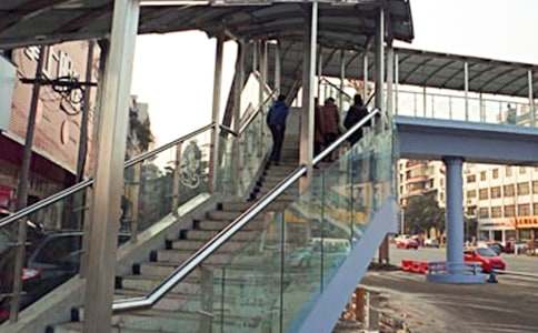 天橋為題目的300字作文