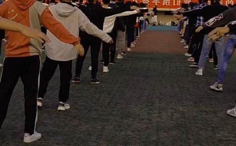 一年級(jí)做早操的看圖作文200字