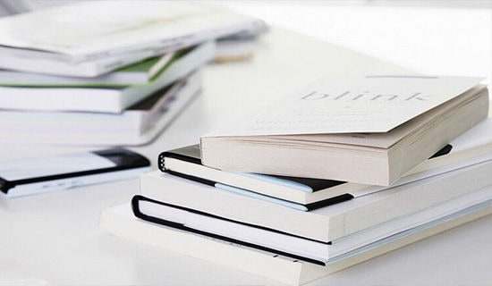 沉醉在書(shū)籍的世界里